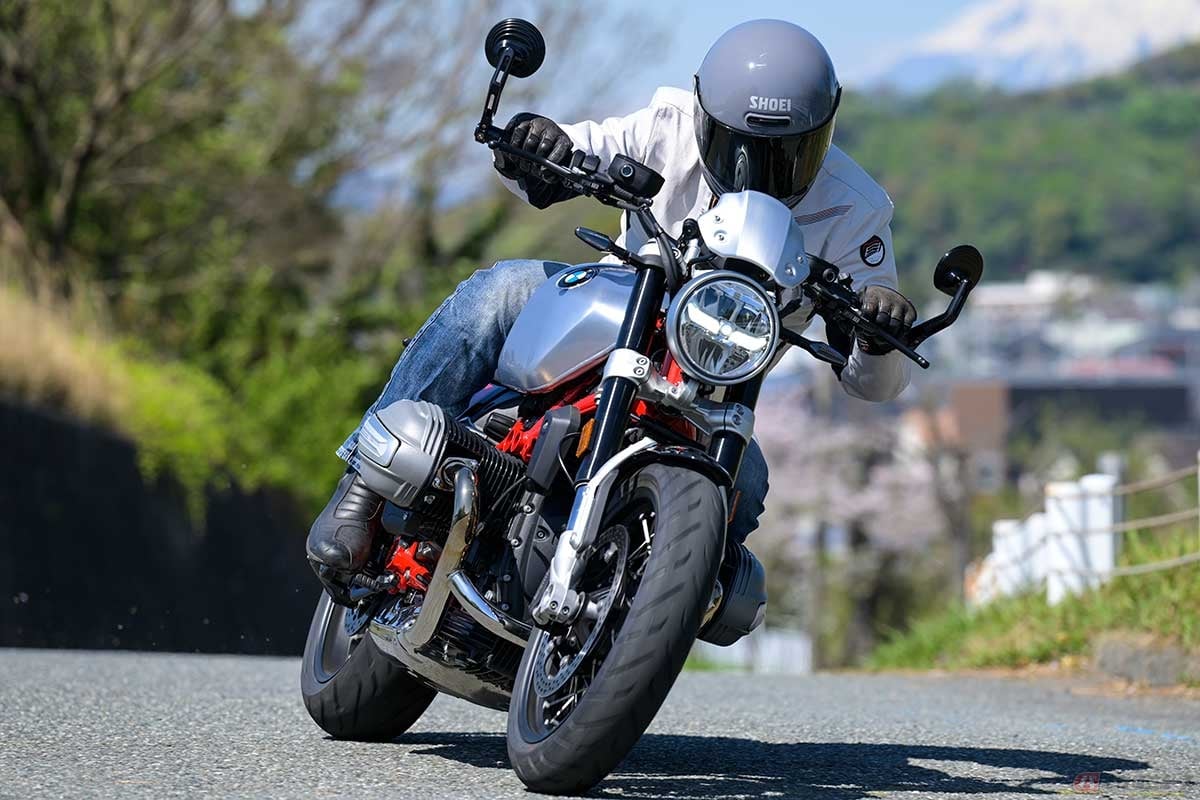 BMW Motorrad「R 12 nineT」(2024年型)に試乗する筆者(中村友彦)