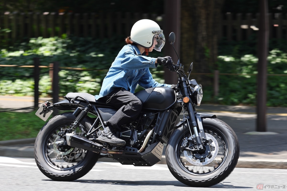 車体の細さも相まってニーグリップがしやすく、小回りしやすい印象です