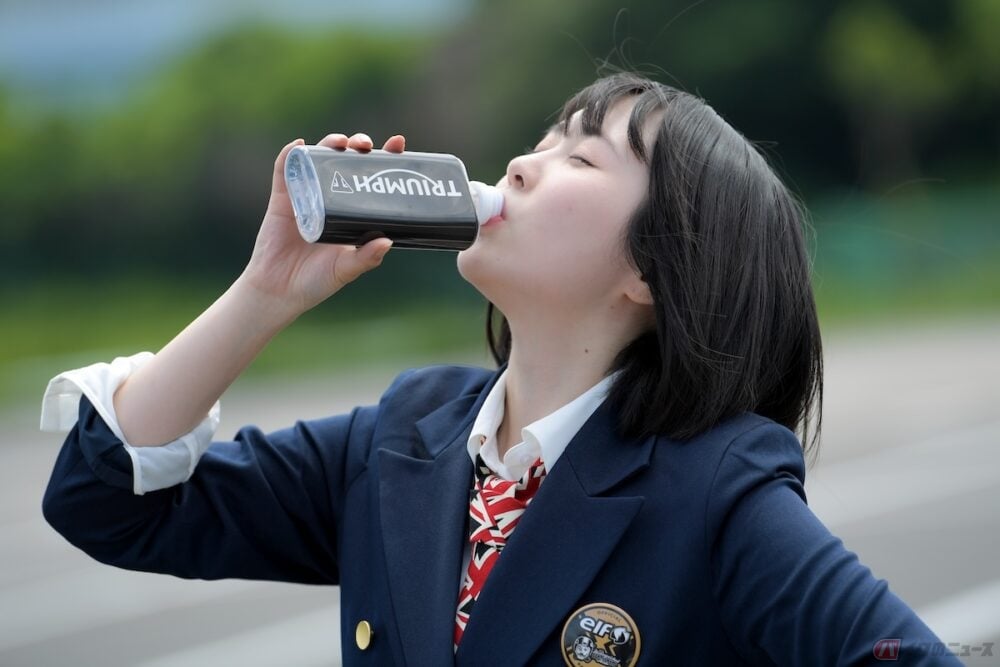 運転中などで大量の汗をかいた際には、冷たい水を飲むことで上昇した体温を下げることができる