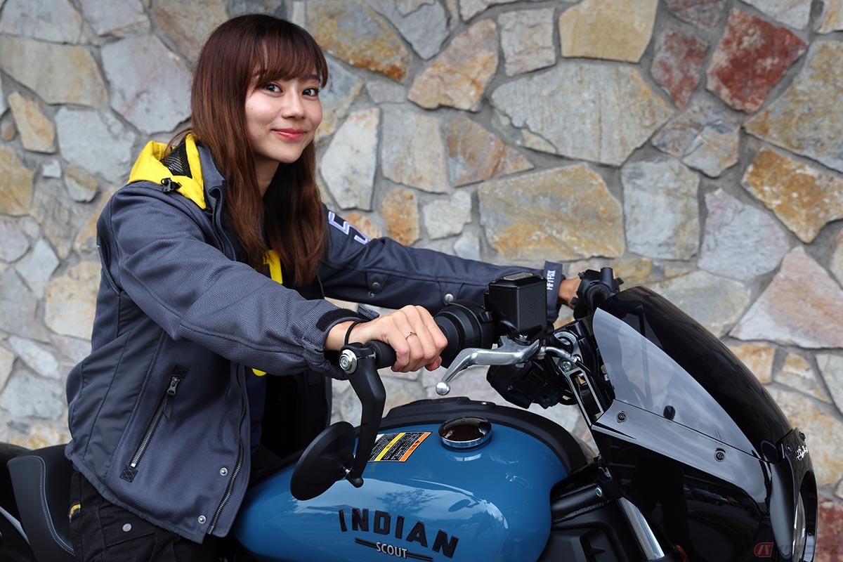 インディアンモーターサイクル「スポーツスカウト・リミテッド」では6インチのライザーによりアップライトなポジションとなっています