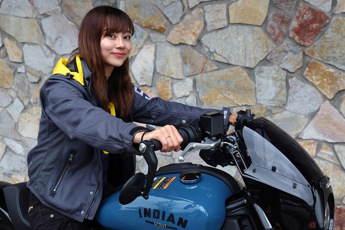 インディアンモーターサイクル「スポーツスカウト・リミテッド」では6インチのライザーによりアップライトなポジションとなっています