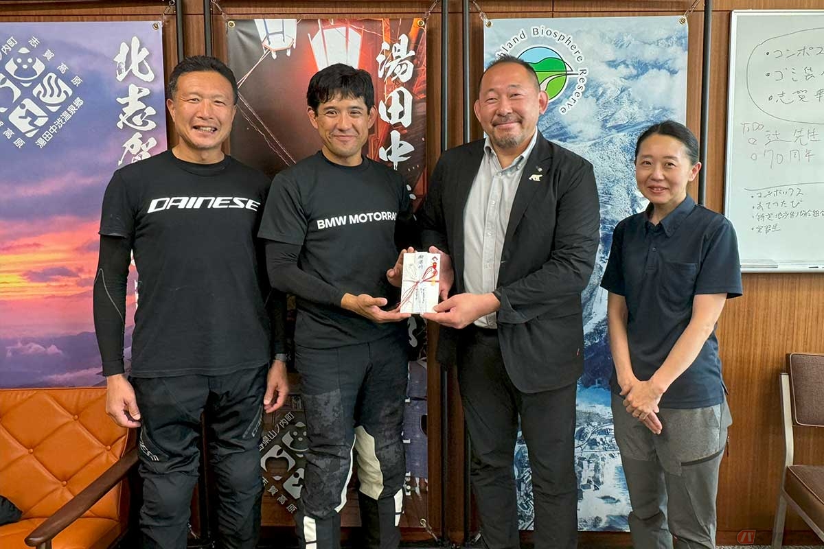 写真右から、一の瀬旅館組合の片桐由香子さん、山ノ内町 平澤岳町長、BMW Motorrad首都圏ディーラーネットワーク 野崎正博氏、BMW Motorrad G/S DAY'S運営事務局 齋藤栄治氏