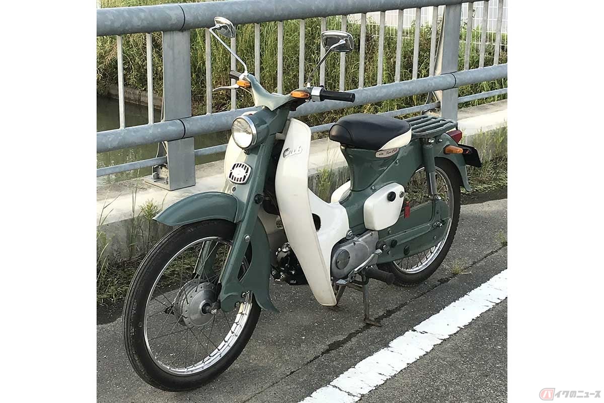 1962年、昭和37年の10月に、三重県鈴鹿市の本田技研工業鈴鹿製作所から出荷されたスーパーカブC100。交通安全の反射ステッカーが愛知県なので、新車当時は愛知県へ出荷されたと思われます