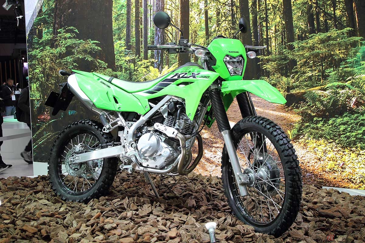 『ジャパンモビリティショー2023』に出展したカワサキの新型「KLX230」は、詳細なスペックは未発表だが空冷単気筒エンジンを搭載。すでに海外発表しているスーパーモタードの「KLX230SM」と合わせて、国内導入予定としている