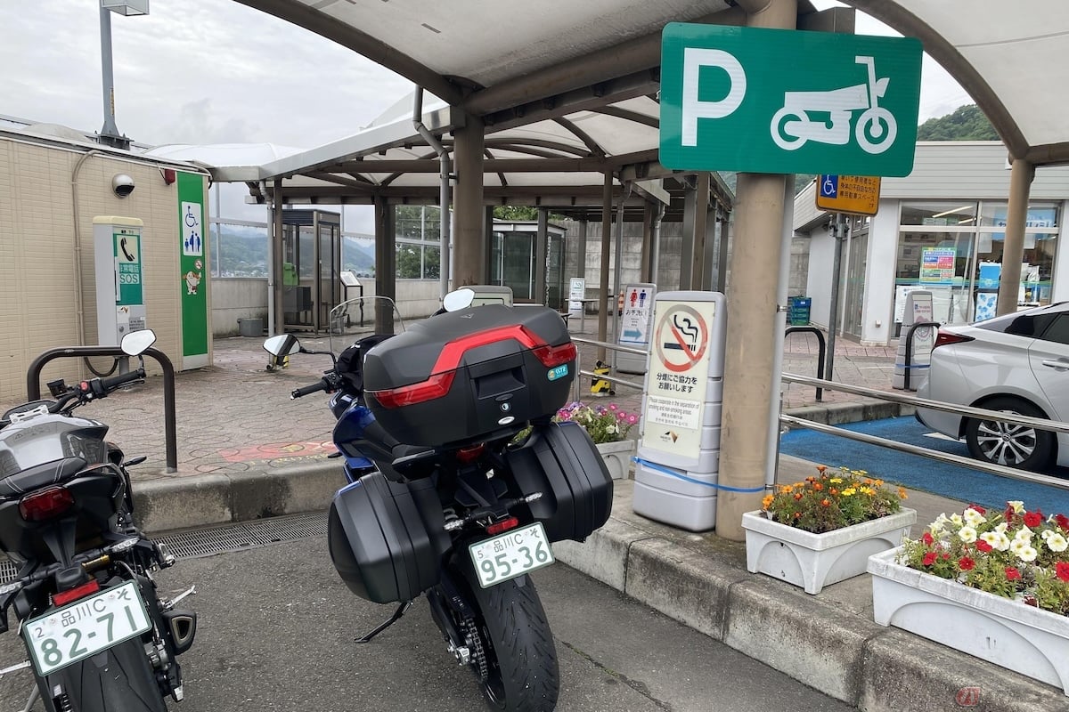 クルマやバスの乗車時と違い、バイクでの走行中は「安全な空間ではない」と言えるため、屋内に避難することが推奨される