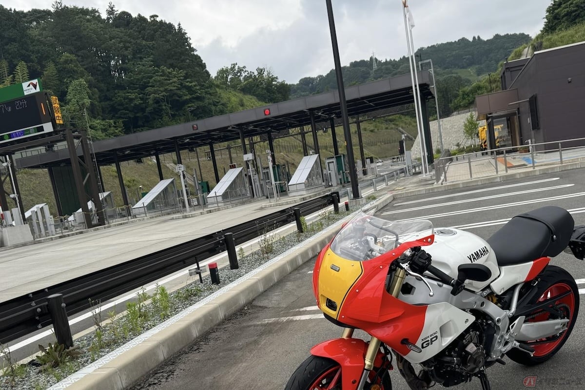雷に遭遇した時、高速道路上に停車することは、事故に繋がる危険性もあるため、高速道路上では停車せず、付近のパーキングエリアなどに入るのがオススメ