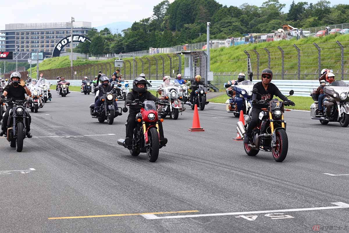 富士スピードウェイのサーキットを走る恒例の人気行事にも参加したインディアン・ユーザー。様々な車種がサーキットを埋め尽くしました