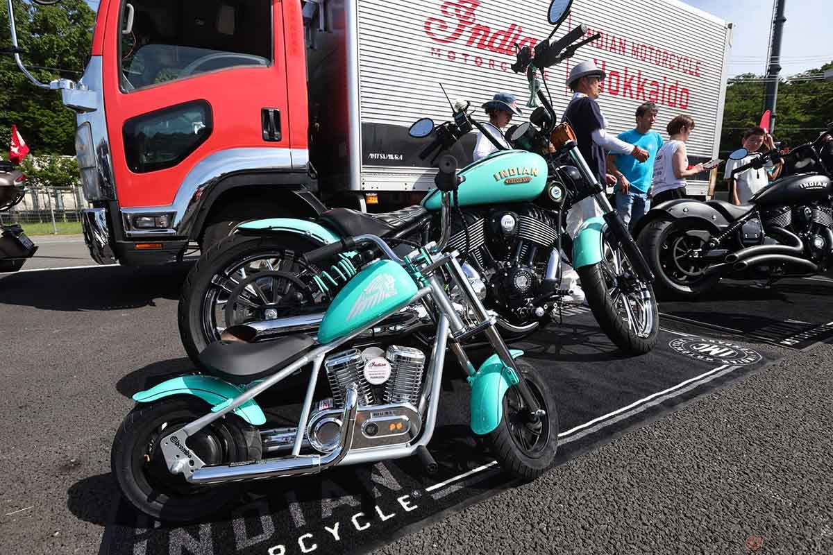 「インディアンモーターサイクル北海道」のブースに飾られたチーフ・カスタム