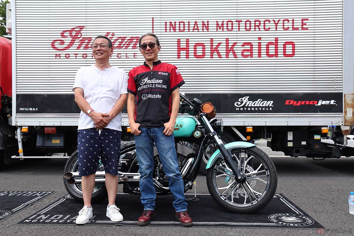 左から松村商会の代表の松村正樹さんとインディアンモーターサイクルの正規販売元であるポラリスジャパン代表の藤原裕史さん