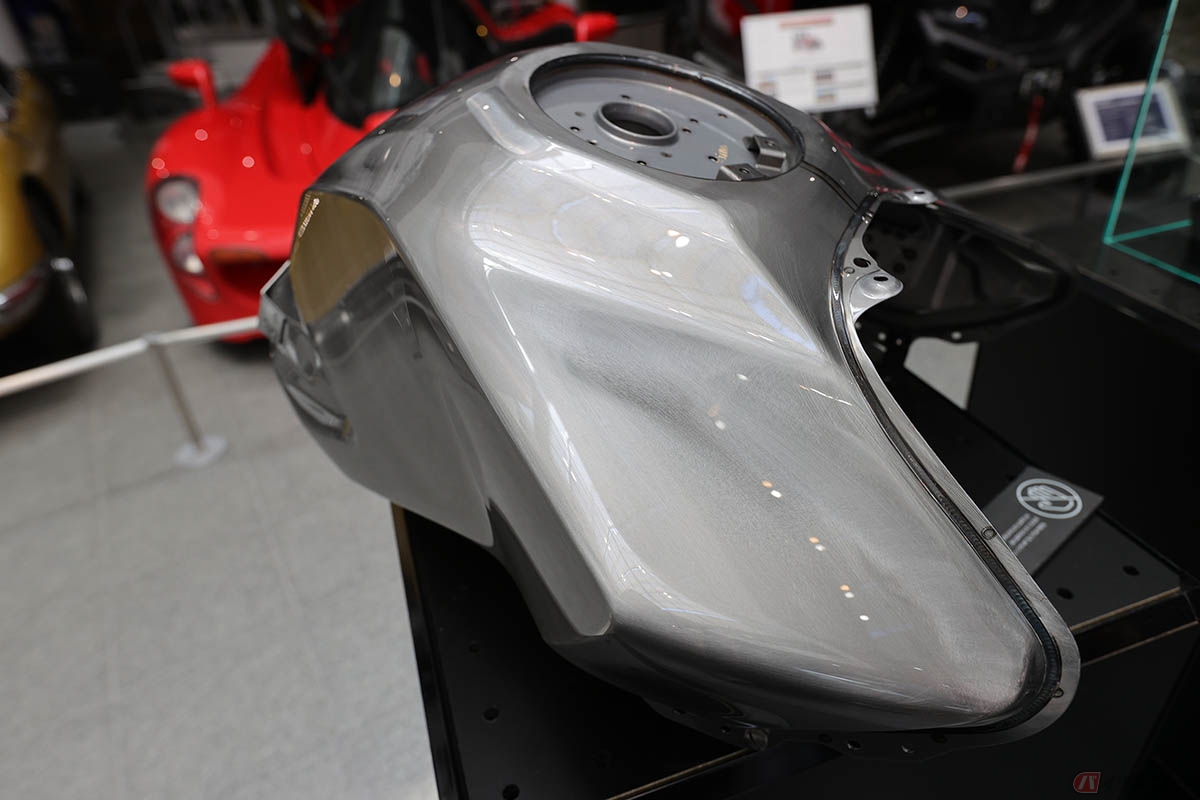 ヤマハのコミュニケーションプラザに展示された「MT-09」最新モデルで採用されている「高意匠プレス成形」による燃料タンク