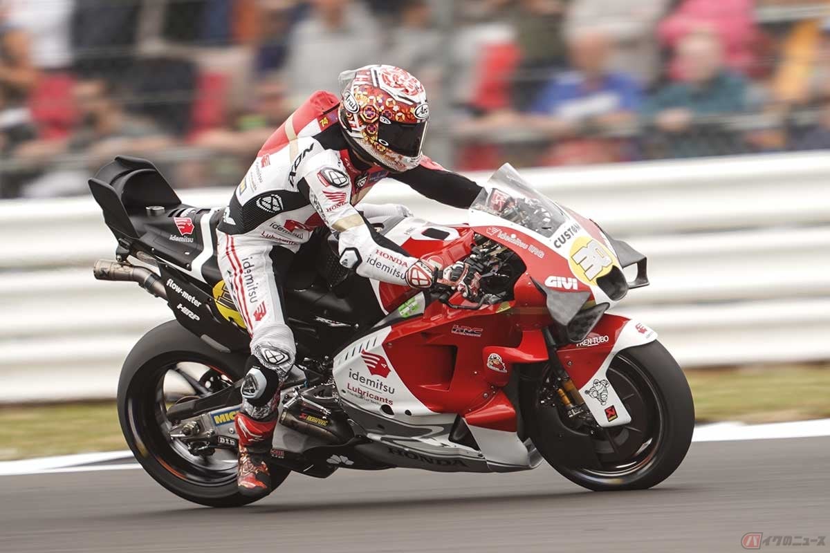 【MotoGP第10戦イギリスGP】中上貴晶選手(#30/IDEMITSU Honda LCR)。イギリスGPでは、ロードレース世界選手権の75周年を記念して、全MotoGPチームがビンテージカラーのバイクでレースに臨んだ。イデミツ・ホンダLCRのデザインは、海から昇る朝日をイメージしているのだとか