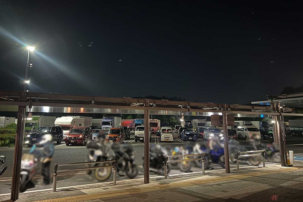 すっかり暗くなった時間に訪れた「NEOPASA岡崎」。2輪専用の駐車スペースには屋根が設置されている