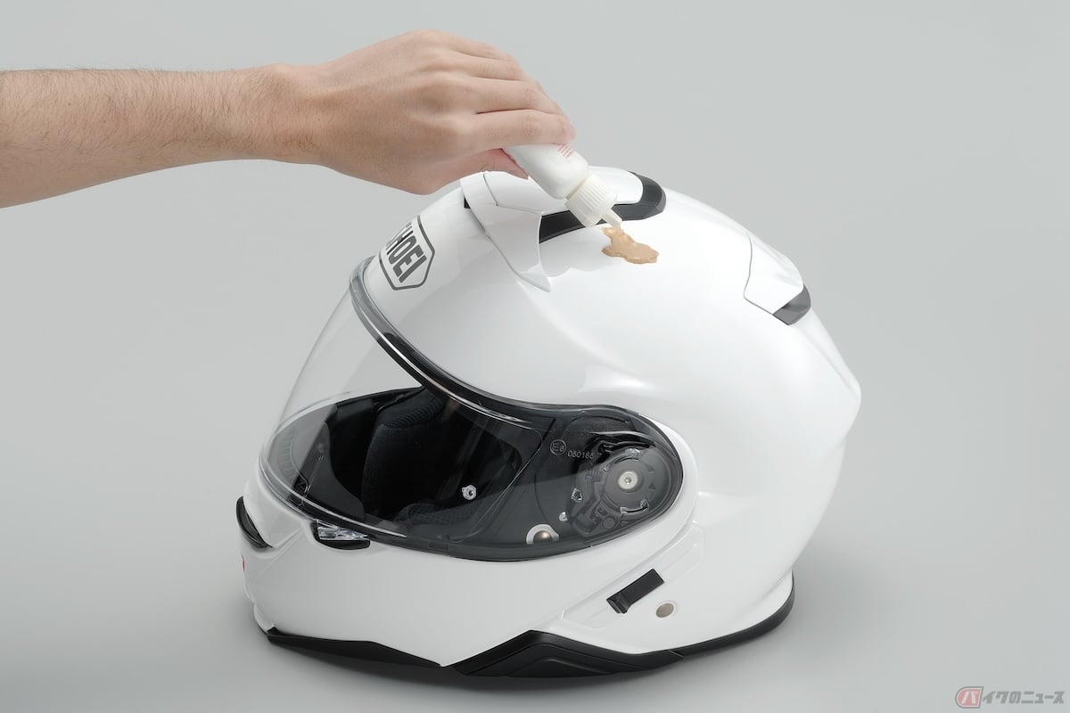 シェルの汚れを取る場合は、一般に市販しているヘルメットクリーナーや、ワックス、プラスチッククリーナーなどを使用する(画像提供:SHOEI)