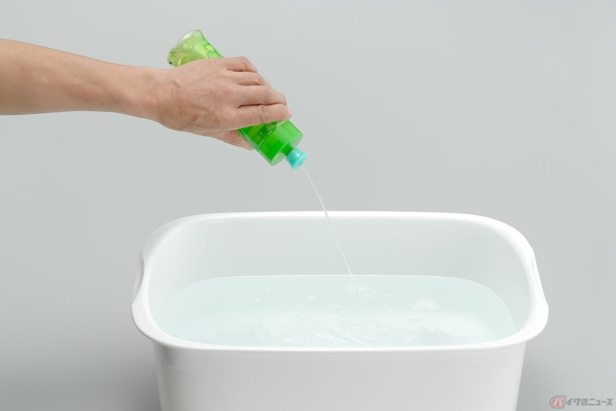 プラスチック製品のクリーニングには中性洗剤を薄めて使用し、水で洗う(画像提供:SHOEI)