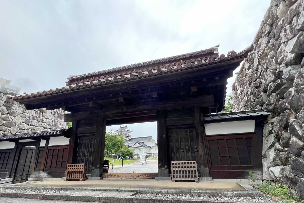 「千歳御門」と呼ばれる立派な城門。屋根には赤いレンガ、総檜の門は厳かだが、藩主の前田氏の隠居御殿の門なので、威圧するような感じではなく親しみやすいものだった