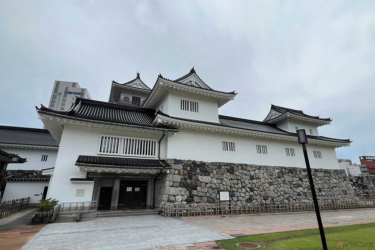 1954年に建てられた「富山市郷土博物館」は、4階建ての城郭を模したもの。残念ながら休館日で中に入ることはできなかった