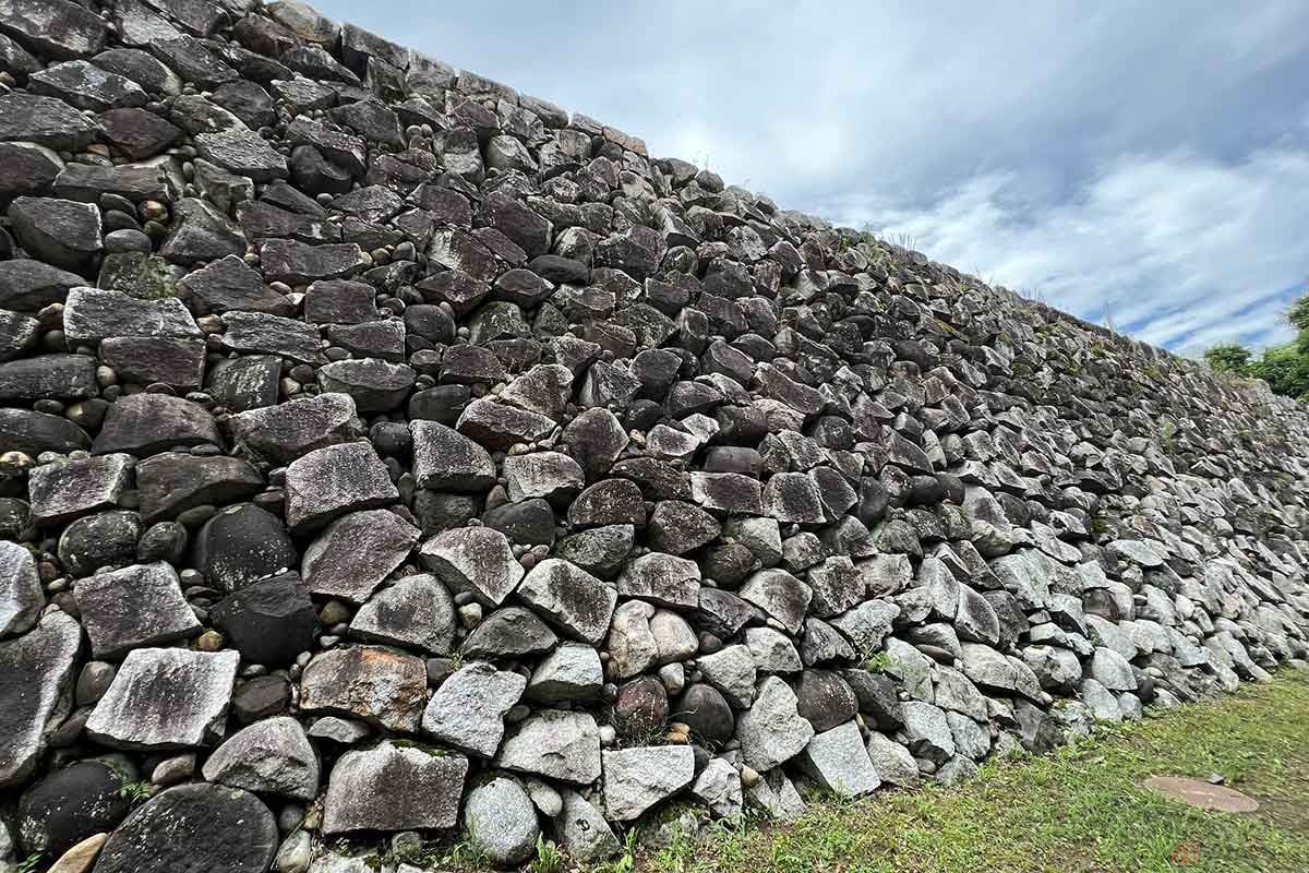 自然石を使用した「野面積み(のづらづみ)」による見事な石垣を堪能できる。河川の玉石の丸い面を残しているのが「富山城」の特徴。三層構造で強固なだけでなく排水性にも優れていたようだ