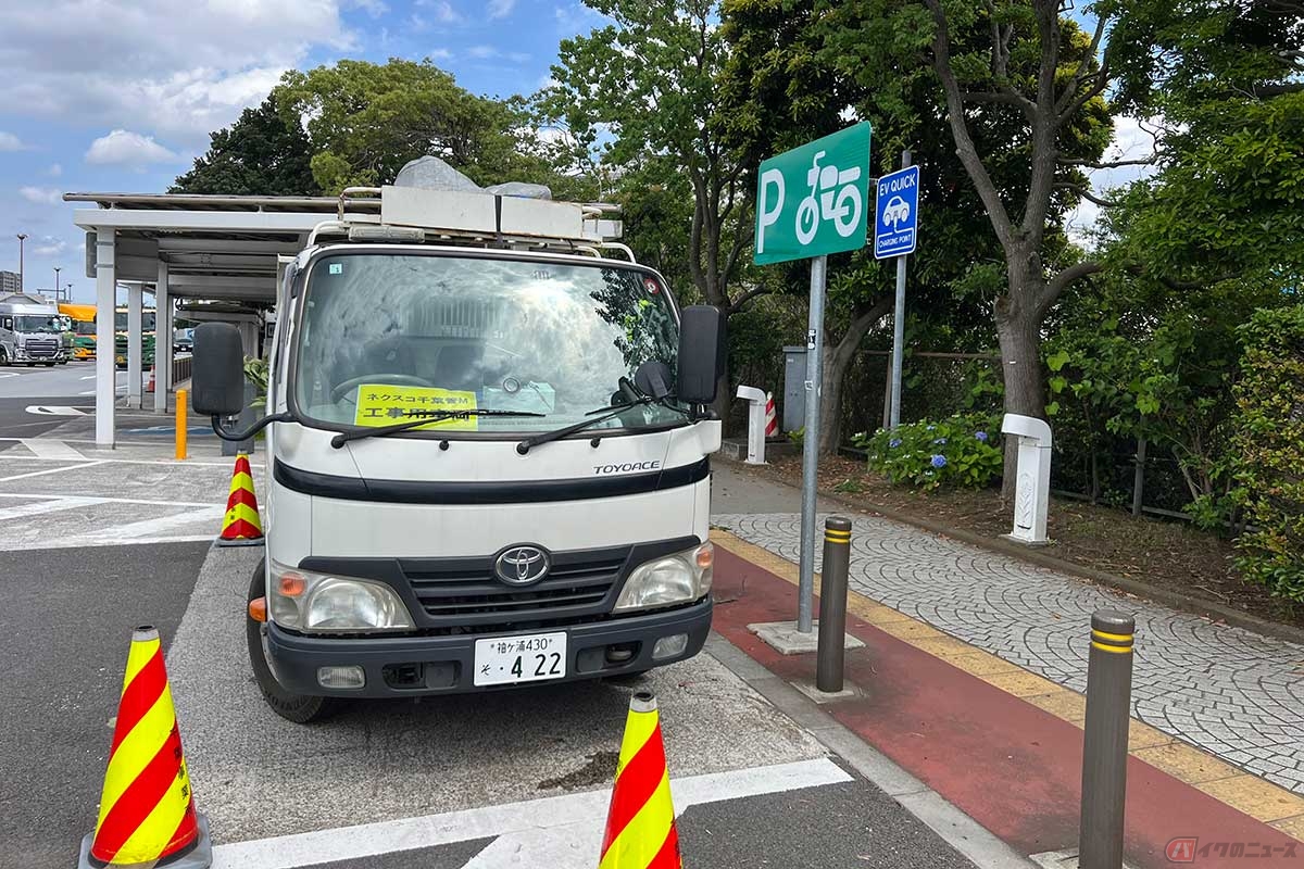 たまたま工事車両が駐車していたが、2輪専用の駐輪スペースも確保されている。屋根は無い