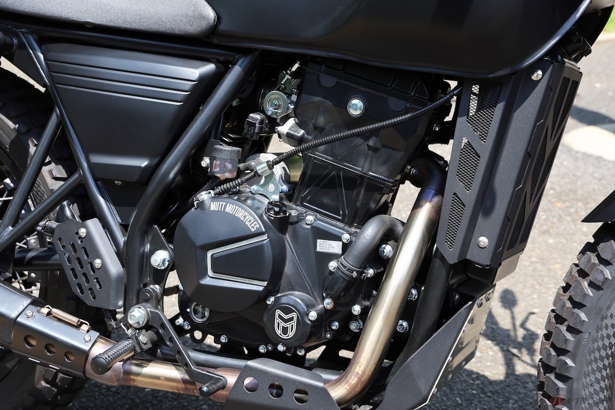 新開発の水冷単気筒DOHC4ストロークエンジンを搭載し、よりスポーティなライディングが楽しめるようになった
