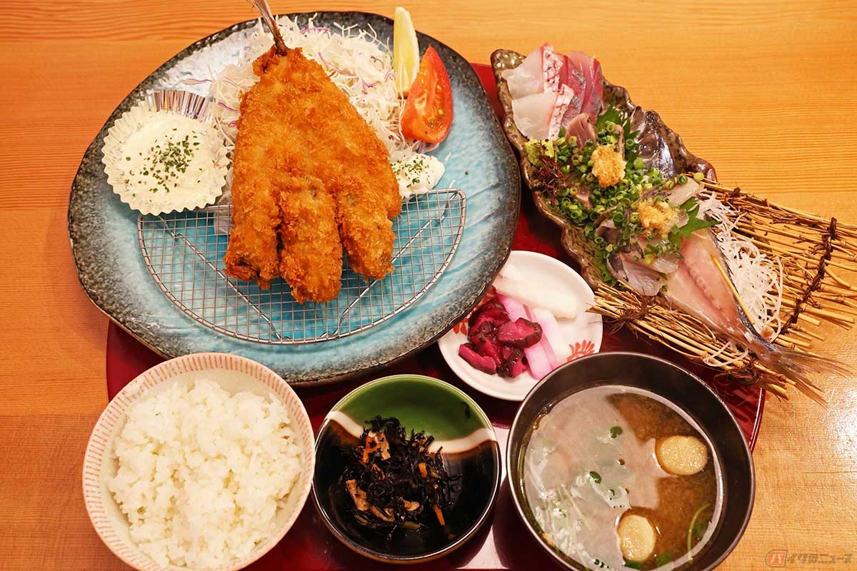 「葉山わさび」のランチ定食のひとつ、筆者が注文した「お刺身三点盛りとアジと牡蠣のフライ定食　甘味付き」