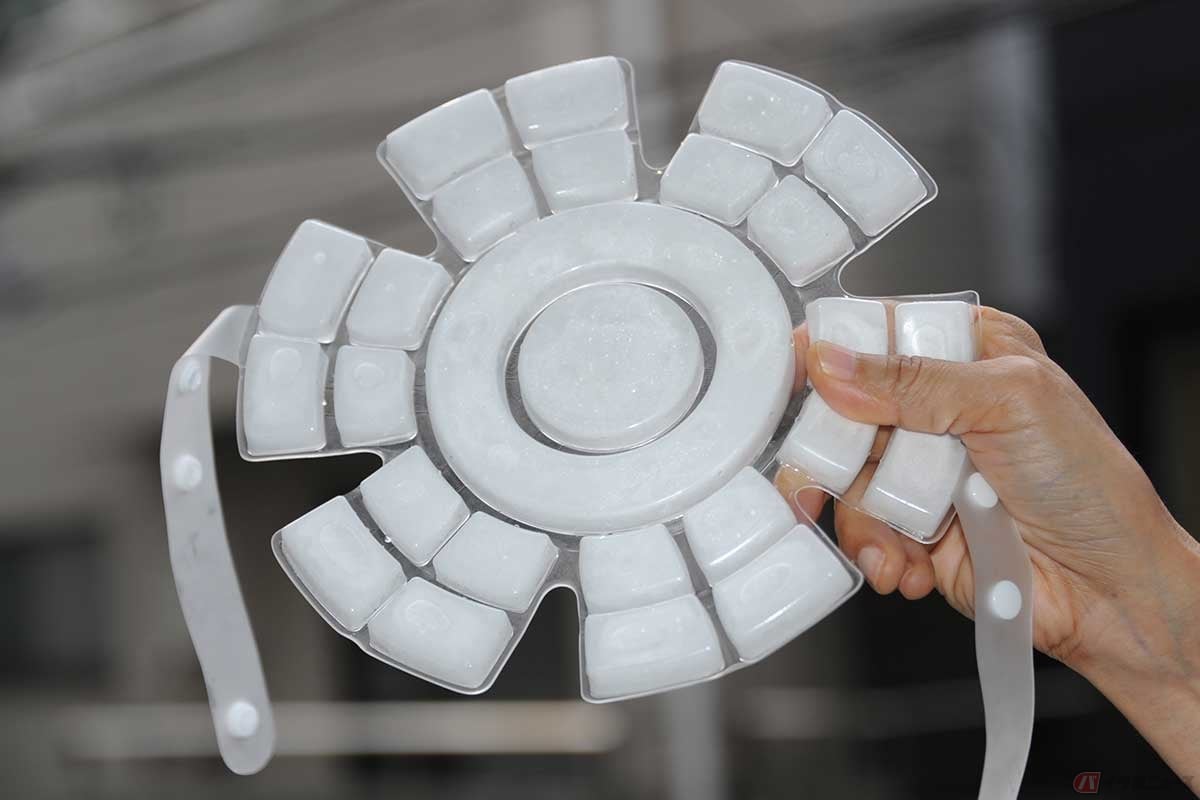 試してみたのは「ヘッドクーラー」。凍結した状態は液体が白く、見た目にも冷却効果を出している(撮影=中島みなみ)