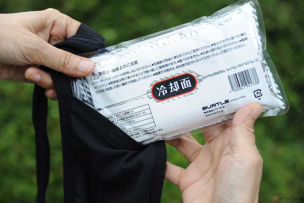 使い方はアイスパックをベストのポケットに仕込んで着用するだけ。ベストの生地は目が粗く、水着のような伸縮性がある(写真=中島みなみ)