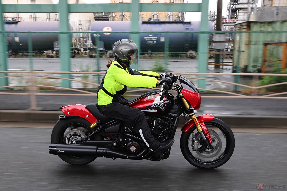 インディアンモーターサイクル「101スカウト」。この日は雨模様だったためレインモードも試してみました