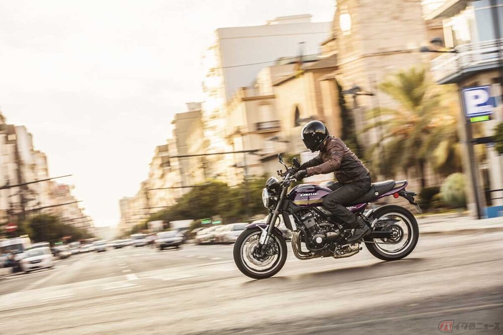 カワサキ「Z900RS」2025年モデルは茶玉虫カラーで登場 上級グレード