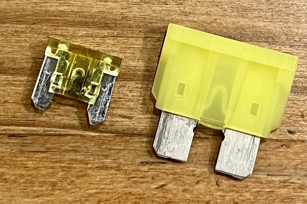 昔の車輌で見たヒューズが脳内に刷り込まれていたため、異なるサイズの平型ヒューズを購入してしまうハメに……