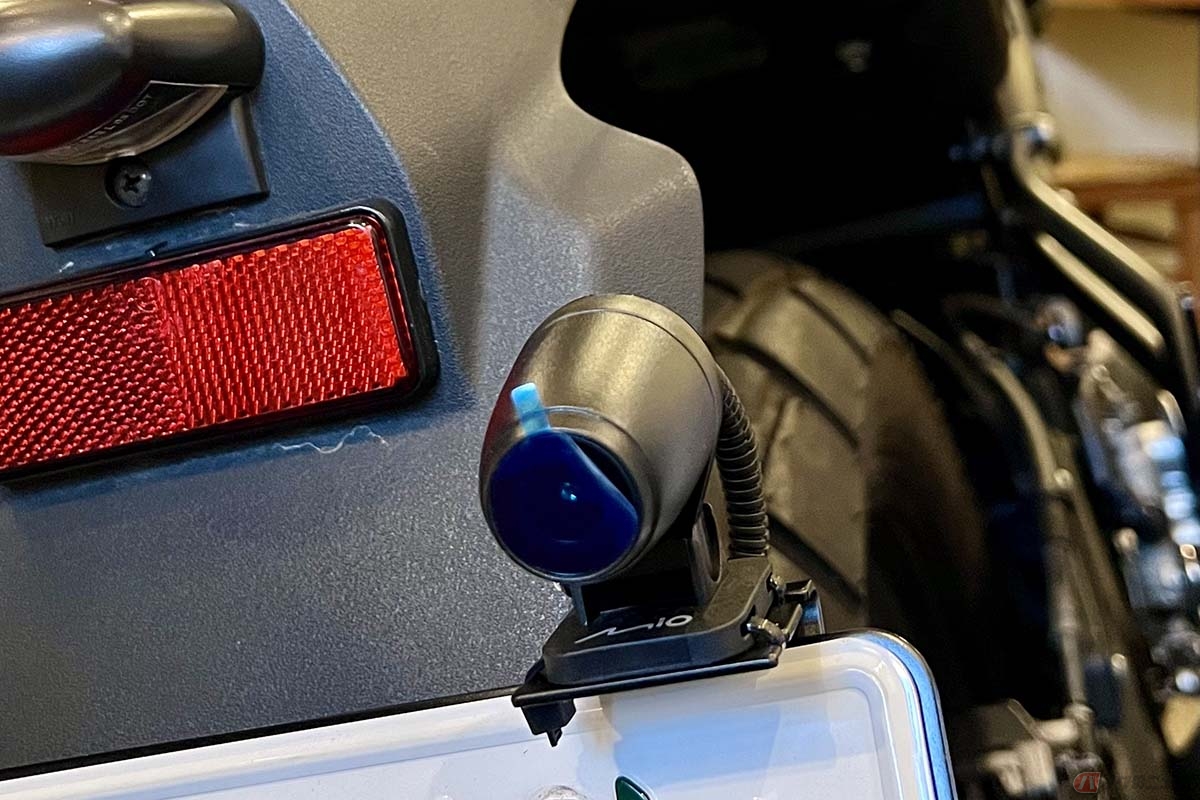 筆者の愛車に取り付けたドラレコのリアカメラ