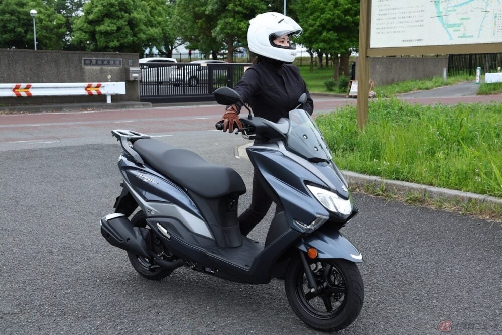 道路交通法では、車両を押して歩いている場合は「歩行者」扱いとなるため、一般的には押し歩きでの通行は問題ないということになる