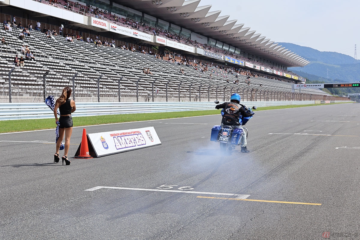 メインレーシングコースで朝から行われたドラッグレースの様子
