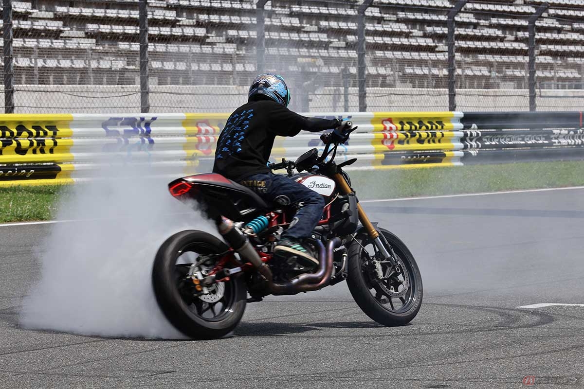 プロスタントライダーSHINこと木下真輔さんによるインディアンモーターサイクル「FTR」での迫力のエクストリームライド。会場を多いにわかせました