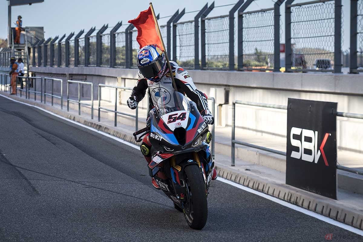 スーパーバイク世界選手権(SBK)の2024年シーズン第7戦ポルトガル決勝レースを制覇したトプラク・ラズガットリオグル選手(ROKiT BMW Motorrad WorldSBK Team)