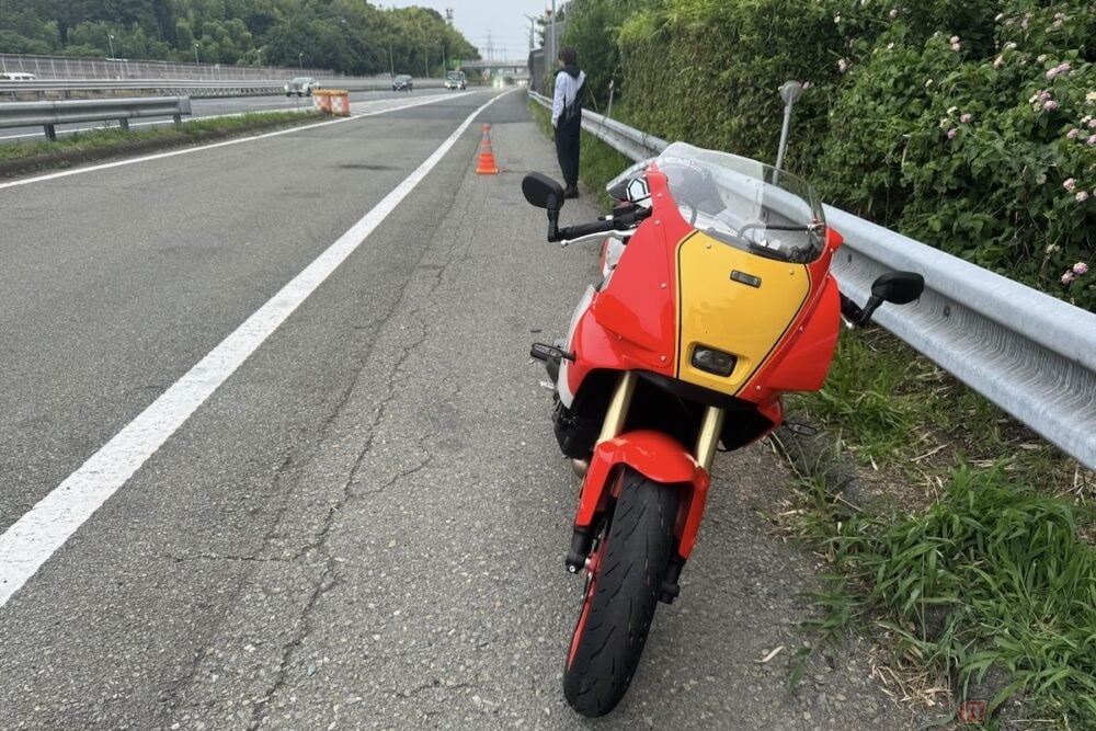 高速道路および自動車専用道路上で故障やパンクなどで停車するときは、三角板を表示する義務がある