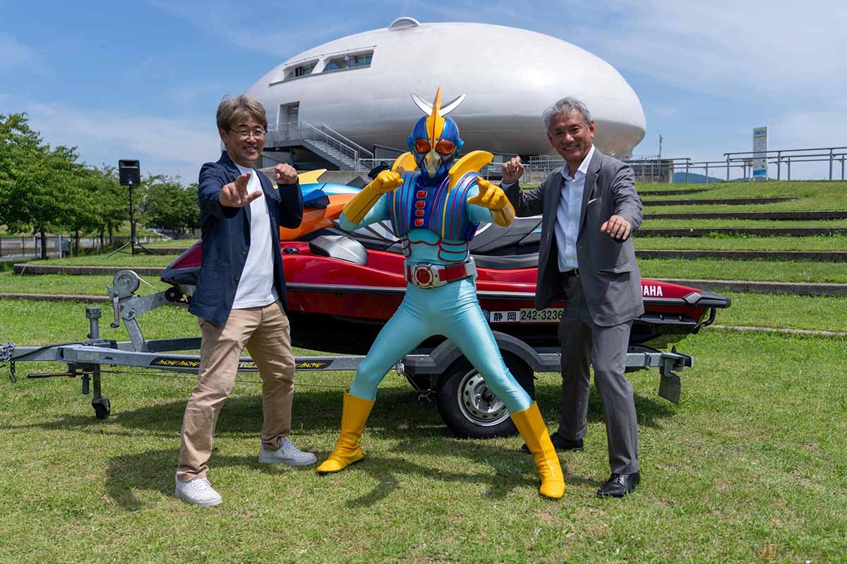 シージェッター海斗と街づくりまんぼうの木村社長(左)、ヤマハの吉田事業推進部長