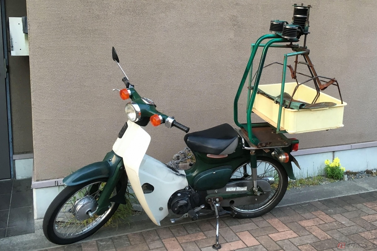 バイクが傾いても絶妙なバランスで荷台の水平を保つ出前用バイク