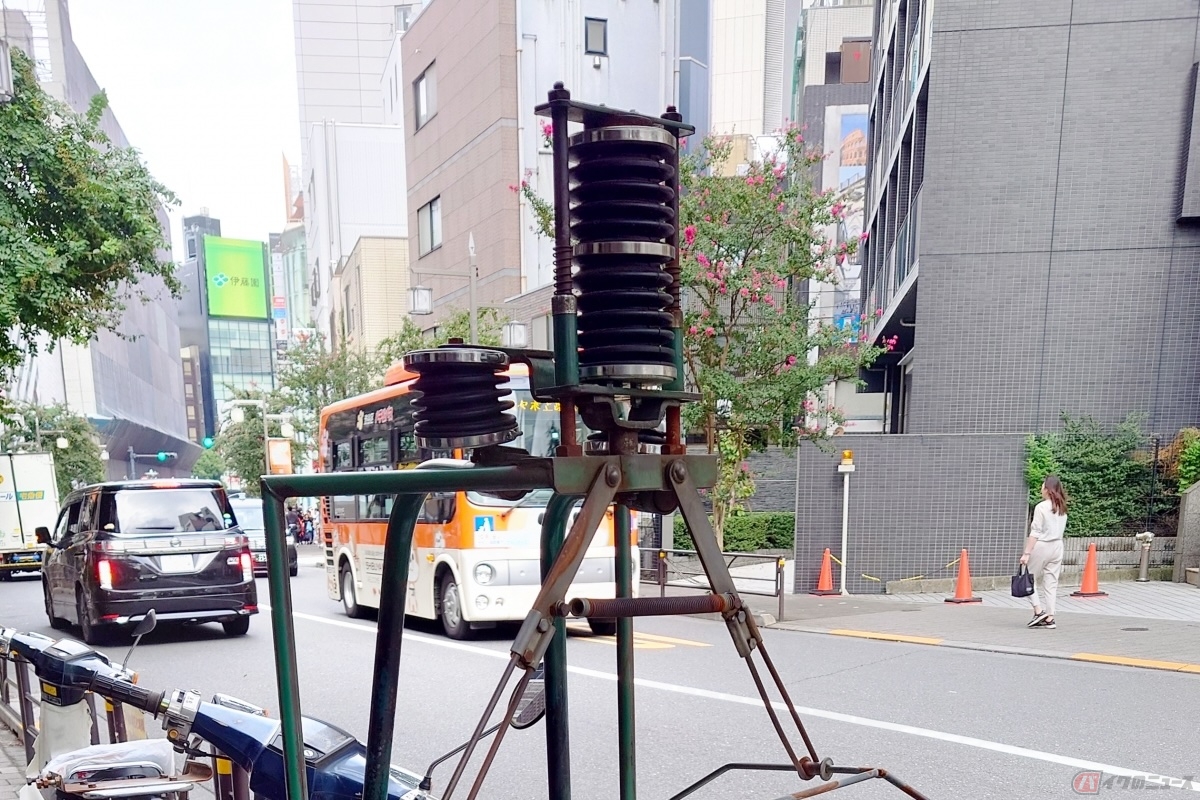出前機は、空気ダンパーと金属バネがバイクの揺れや衝撃を吸収し緩和している