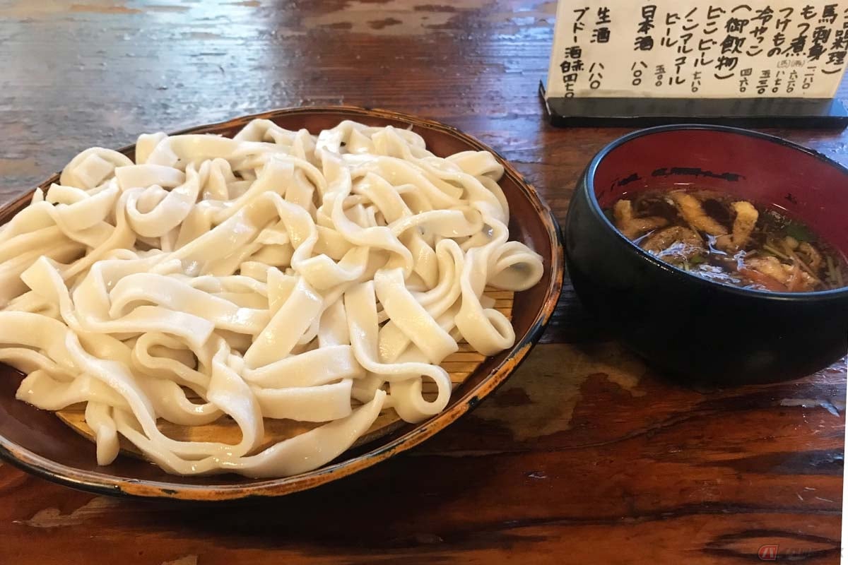 『ほうとう』の冷やしバージョンが『おざら』。温かいつゆにつけて食べる山梨ソウルフードのひとつ