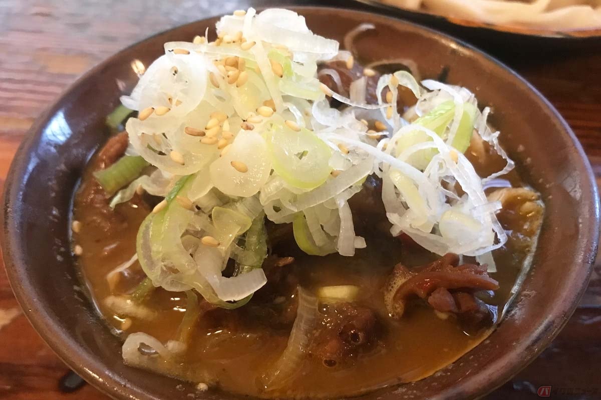 『馬もつ煮』も郷土料理。牛や豚のもつに比べて脂が少なくヘルシーで、コラーゲンを多く含むのが特徴