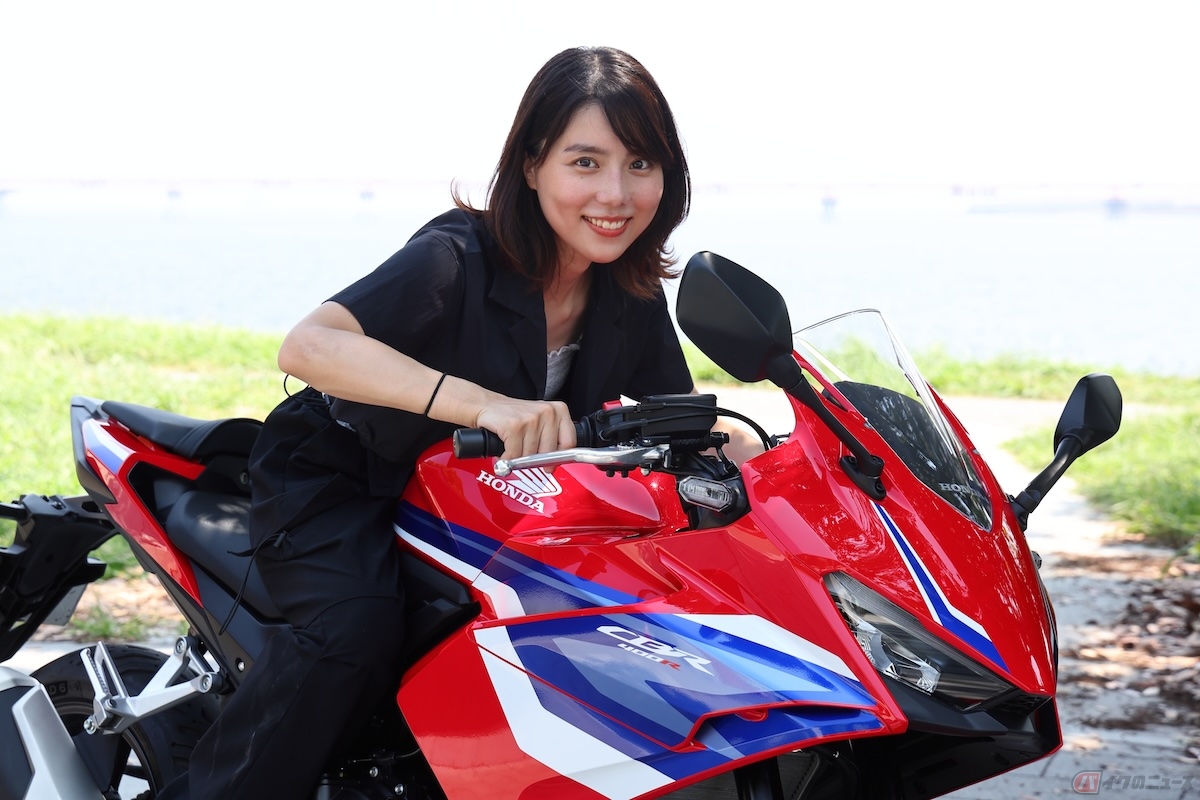 グランプリレッドが美しいホンダのロードスポーツモデル「CBR400R」に試乗します