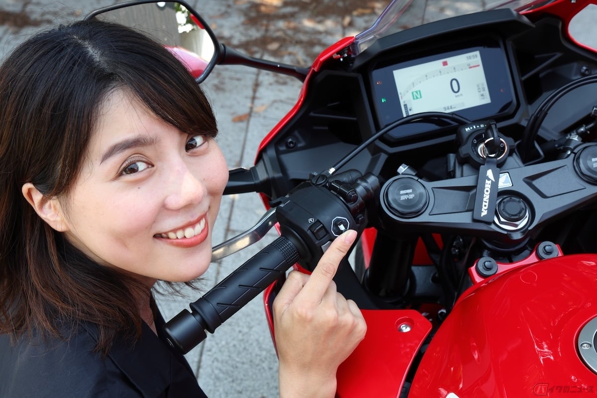 左手ハンドルにある十字の4wayセレクトスイッチでHonda RoadSyncの操作や各種設定を変更できる