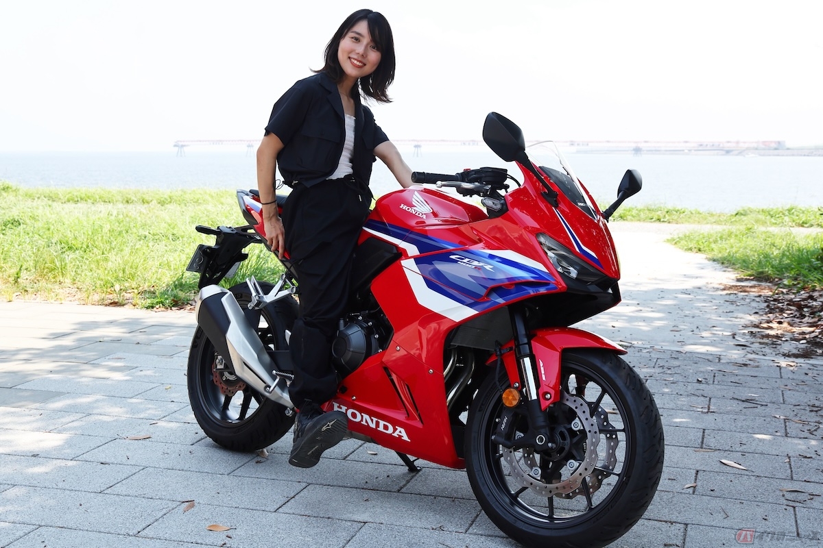 『CBR400R』の魅力は、トリコロールカラーとスポーティーなフルカウルの見た目です