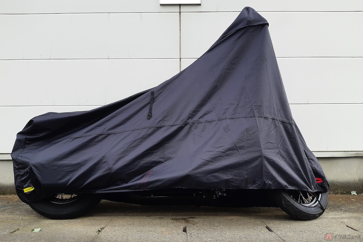 バイクカバーをかける最大のメリットは、雨からバイクが濡れるのを防げること
