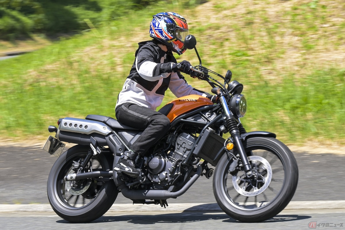 タンクパッドのおかげで自然と乗る姿勢が安定し、カーブでも安心してバイクを倒し込むことができた
