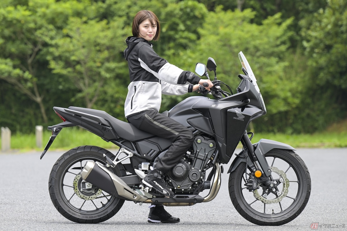 足つきとは、ハンドルを握ってバイクにまたがった際の「足と地面との接地感」のこと