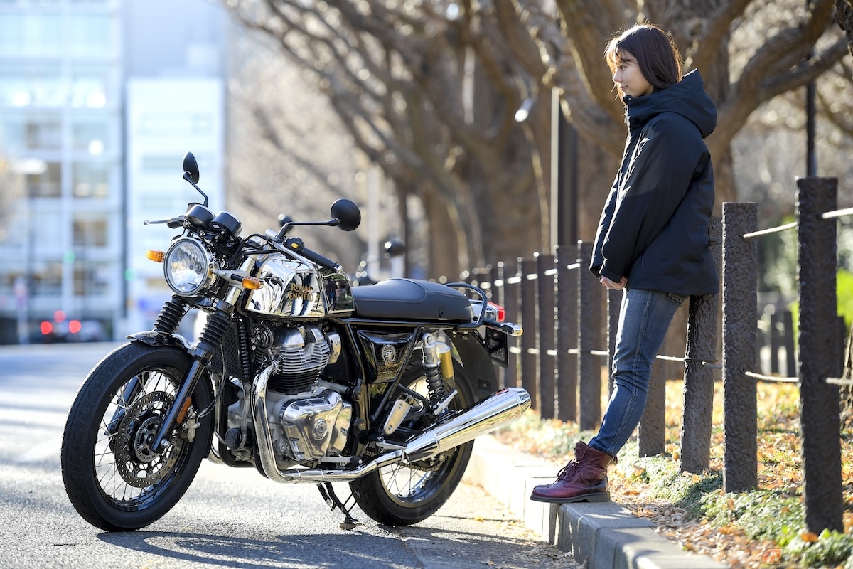 構図とは、写真に収めるものの配置や角度・バランスを決めることですが、ここではバイク本体だけでなく背景や建物などのバランスを見ることが重要になる