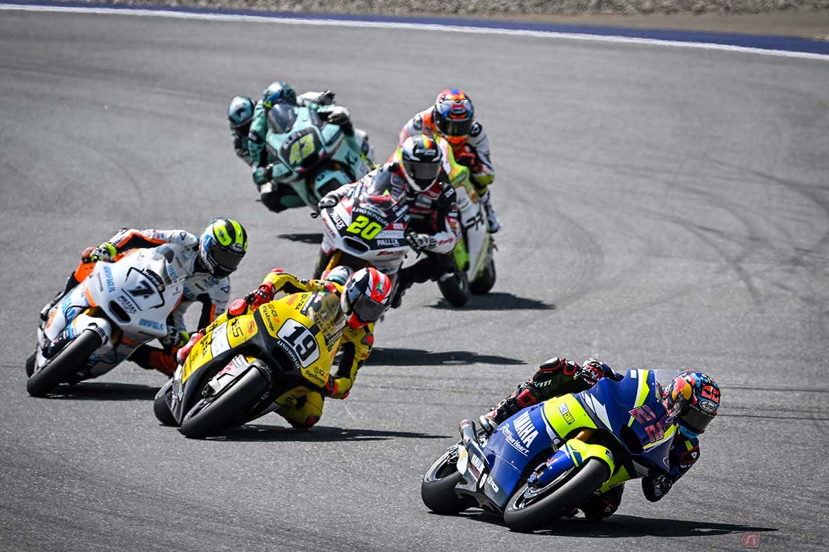 【MotoGP第11戦オーストリアGP】佐々木歩夢選手（#22／Yamaha VR46 Master Camp Team）は、決勝レースでは18位を争う集団で戦った