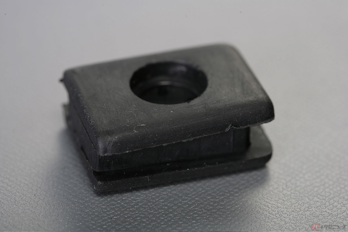 ドレミコレクションから購入した交換用のサブハーネスグロメットです。この部品を利用して、自作の新品コードに交換します。オイル漏れ防止と発電出力の安定化を図る作業を進行中です。部品発売元/ドレミコレクション