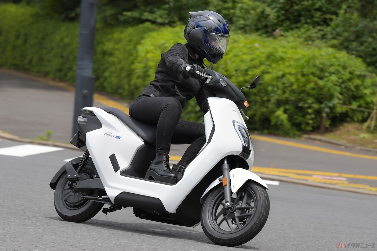 電動スクーターとは、電気で始動するスクーターのこと